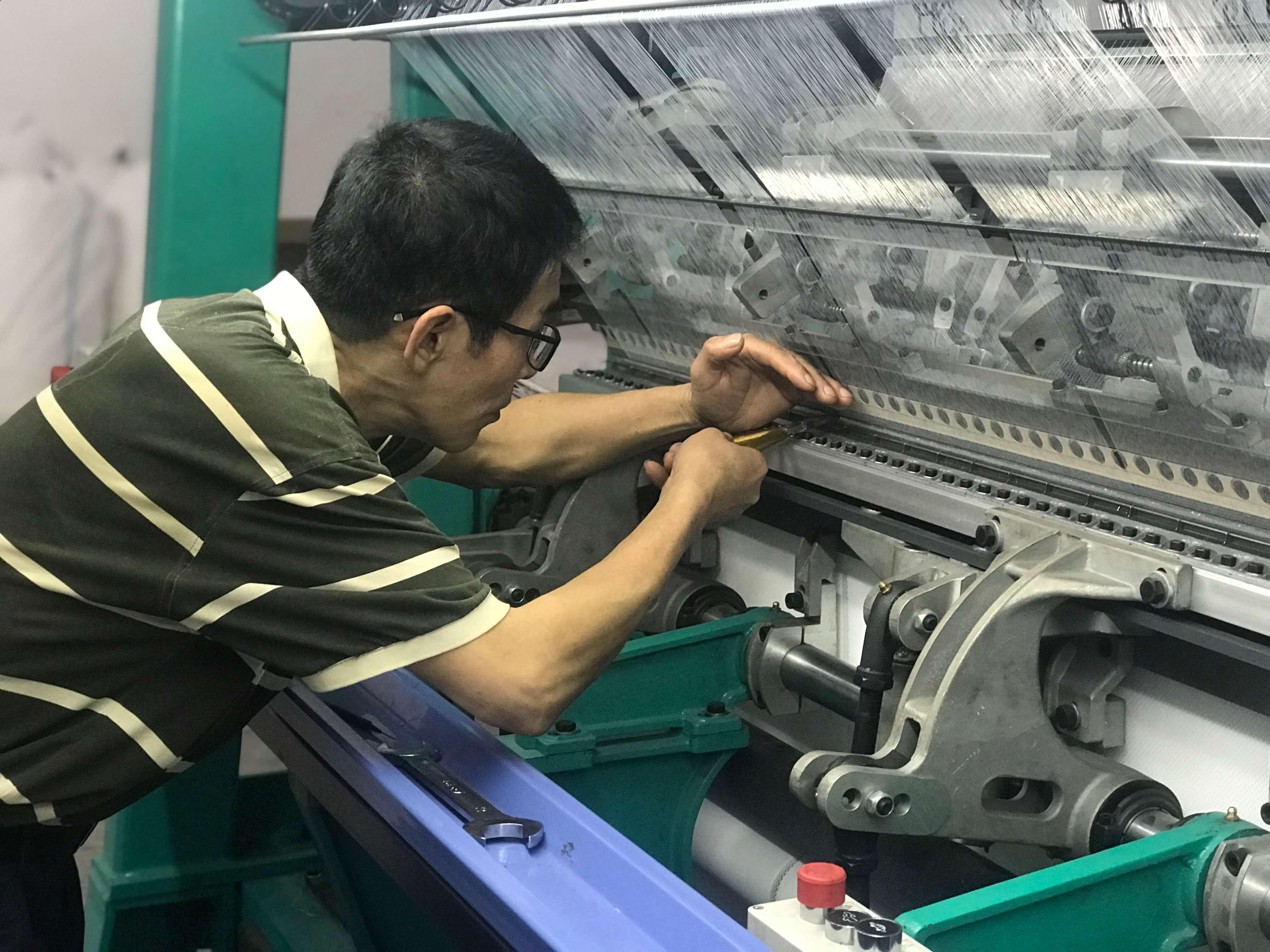 Instala&ccedil;&atilde;o de m&aacute;quina de tric&ocirc; com barra de agulha dupla no exterior